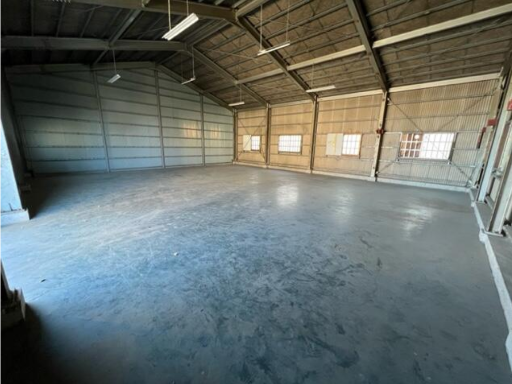 越谷市大字西新井129-2 西新井貸倉庫